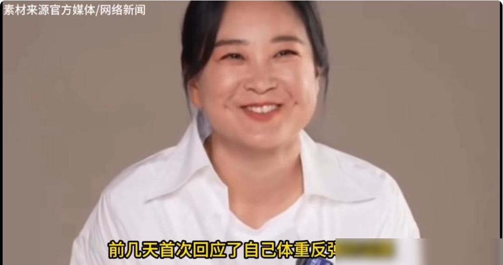 那减掉的100斤，开始加倍报复贾玲了。机场一张照片，直接把她打回原形。脸颊