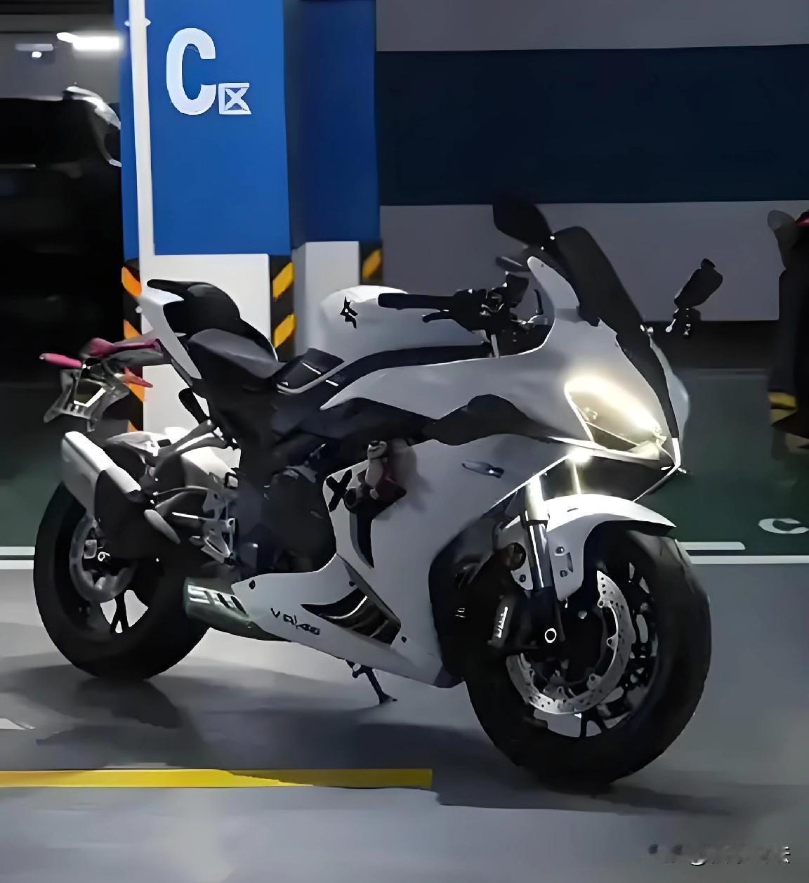 “教训惨痛！”一小孩在春节时，跑地下车库放烟花爆竹，不慎将一辆价值40300元的