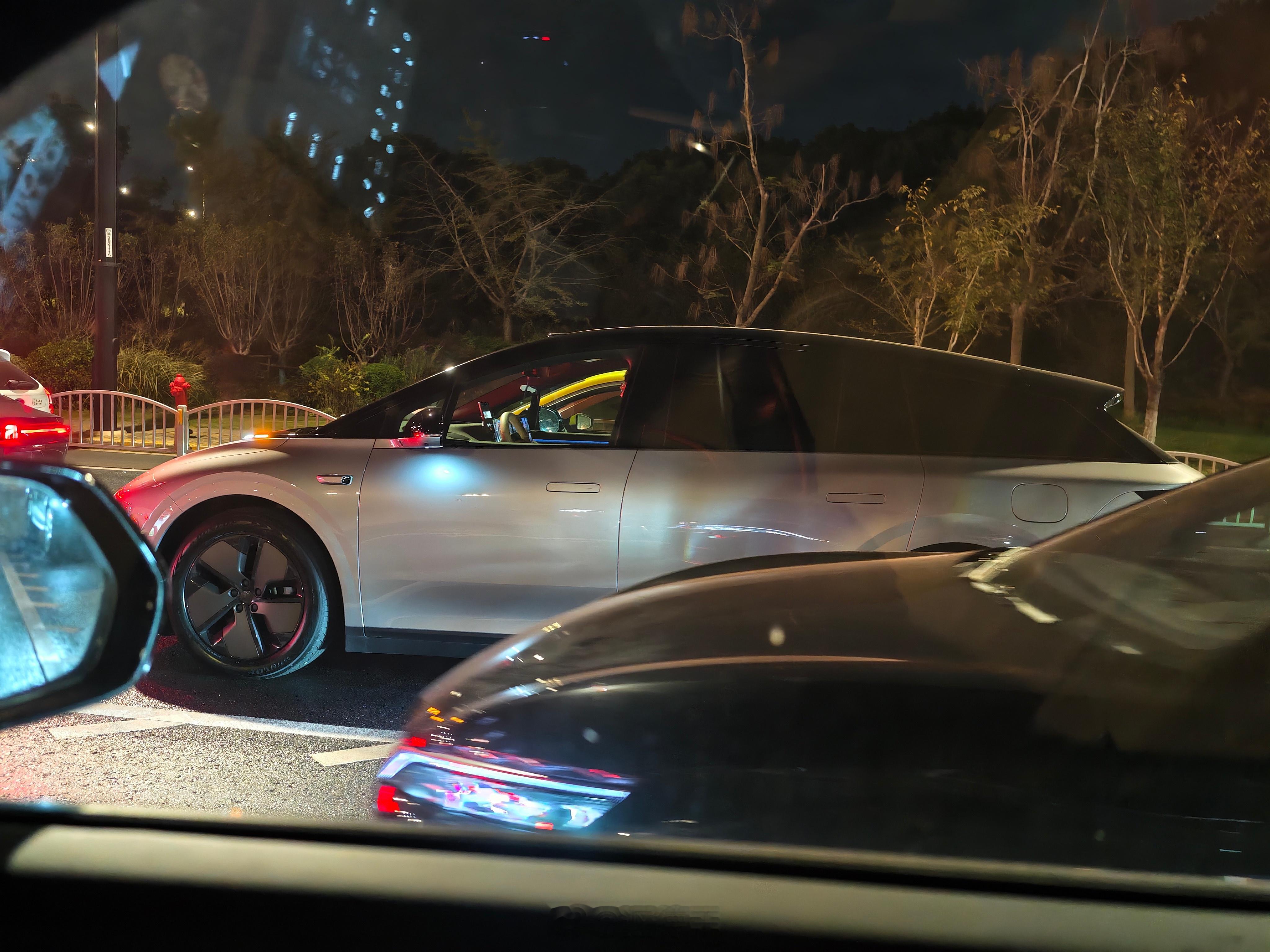 难得看到i6，未来感的设计在夜晚的车流灯光中显得特别出众，高级[