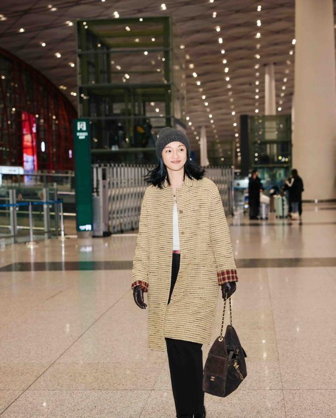 周迅的白头发，扇了整个娱乐圈一记耳光。在巴黎街头，她不遮不掩，任凭花白发丝在风