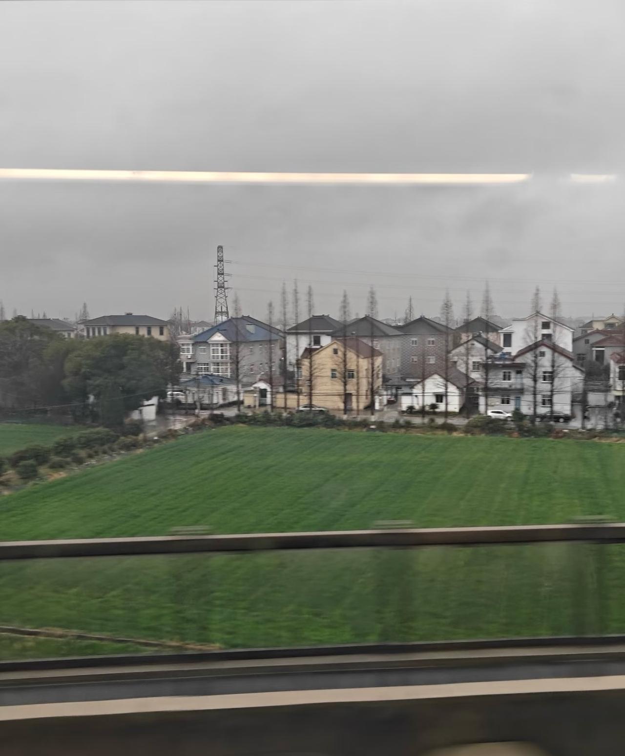 AI一来，房产中介要变天了。以前买房全靠中介拿房源，价格藏着掖着，套路还多。现在