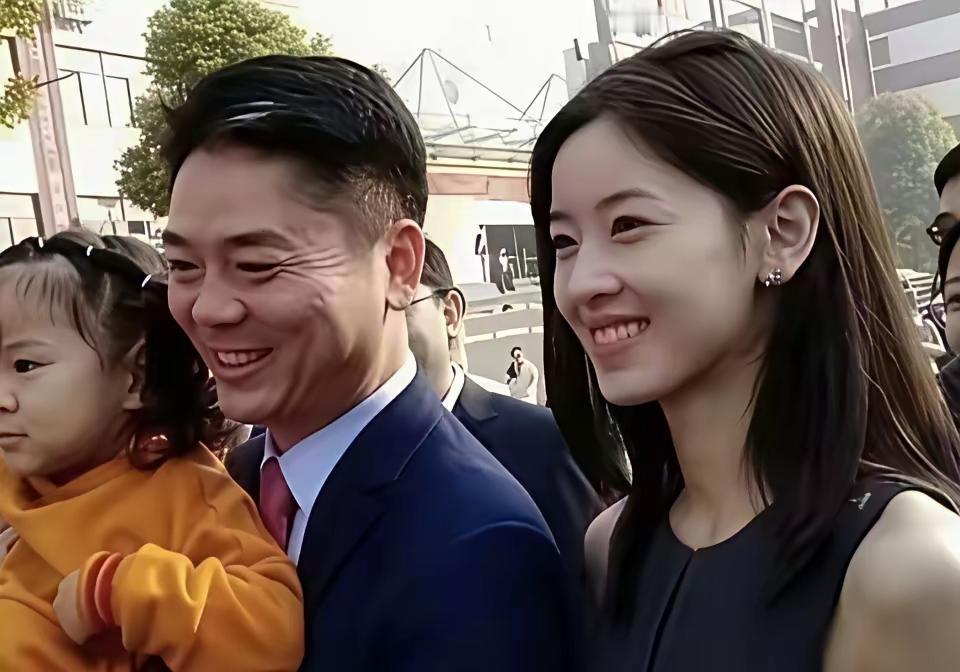 刘强东一家三口出镜！女儿长得和刘强东也太像了吧，妈妈纯纯就是个送货的。这一家三