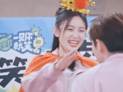 第一次见剧宣女主骑着男主走了笑不活了！第一次见剧宣女主骑着男主跑的，周也丞磊这