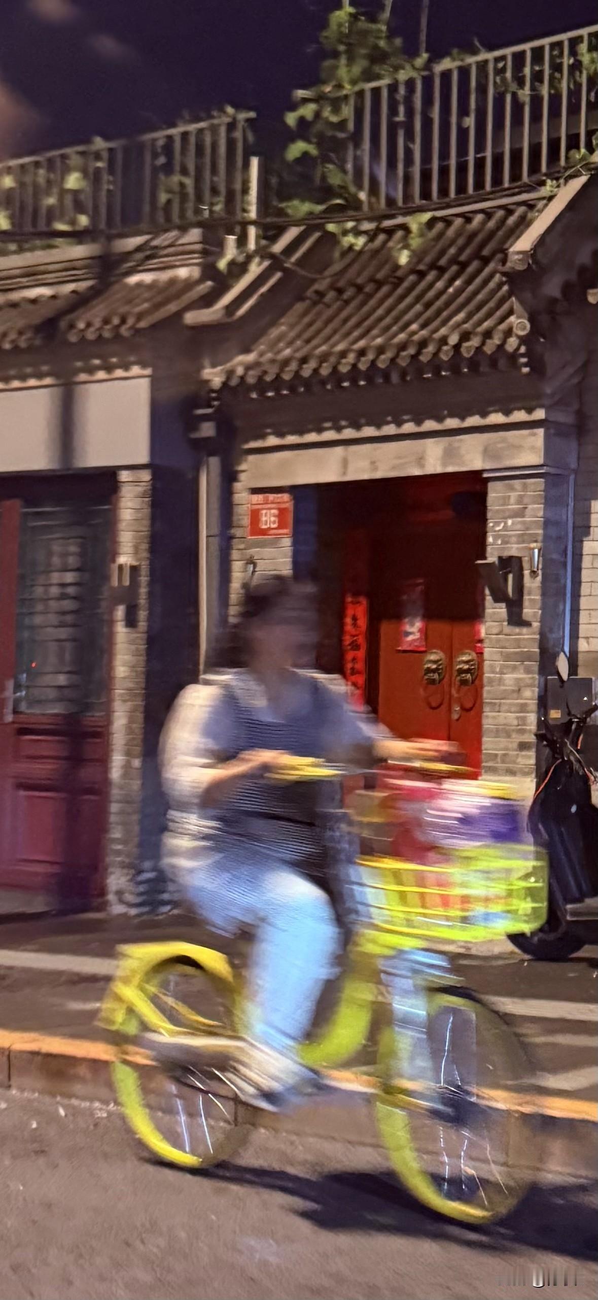 夜之魅：北京什刹海深夜随拍。晚上光线不好，手机拍摄。虽然拍虚了，但是很有味道