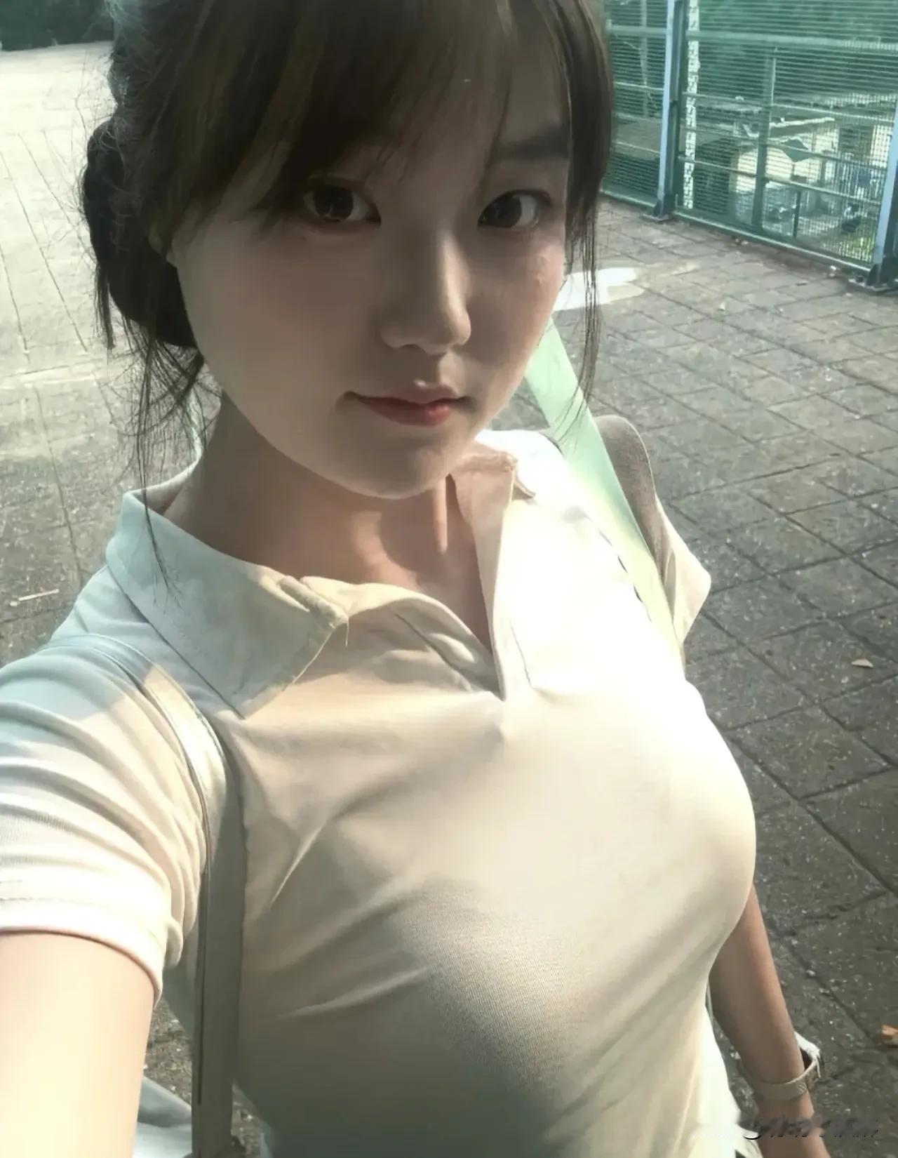 独自穿行于霓虹与烟火间，每一步都是未知的冒险。无人陪伴，却拥整座城的
