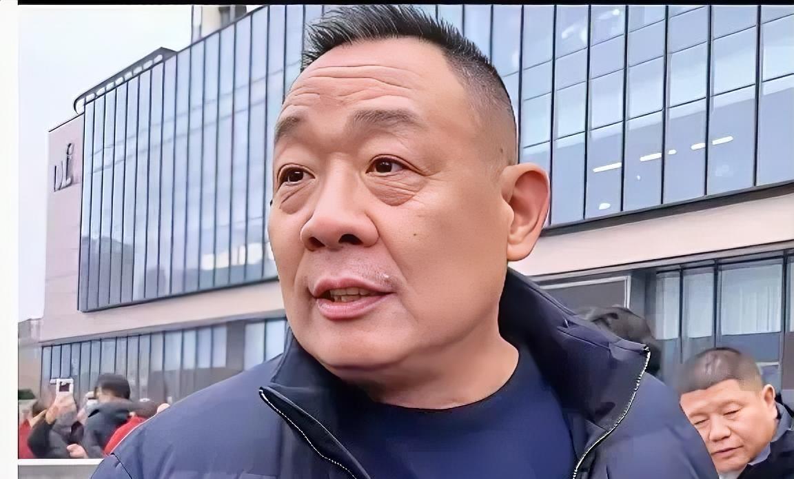 最近一个挺有意思的投票出炉：胖东来超过8成员工，拒绝“降薪增假”。听起来反常，