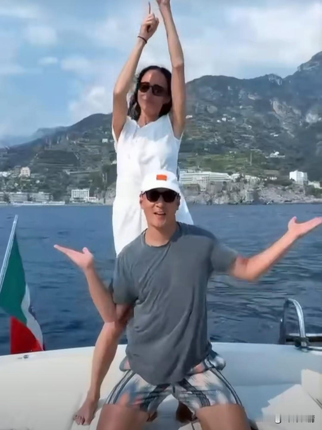 吴彦祖陪老婆跳舞！5月15日，吴彦祖老婆LisaS.雷姗晒出一段鬼畜视频。视