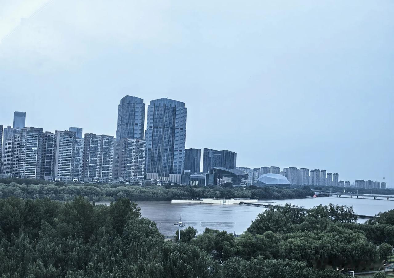 邻居张阿姨说，我刚72岁，女儿就要把我送进养老院。去养老院之前我把退休金银行卡的
