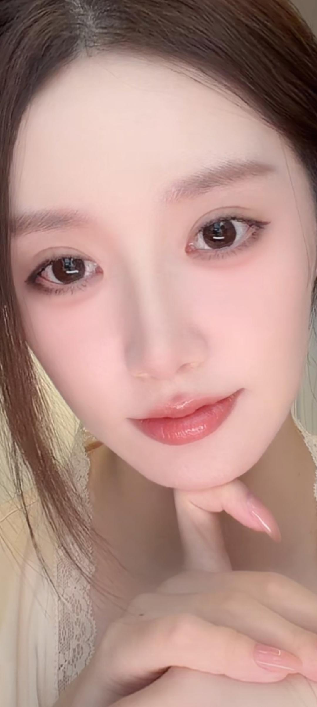 这姑娘眼睛好大好有神。
