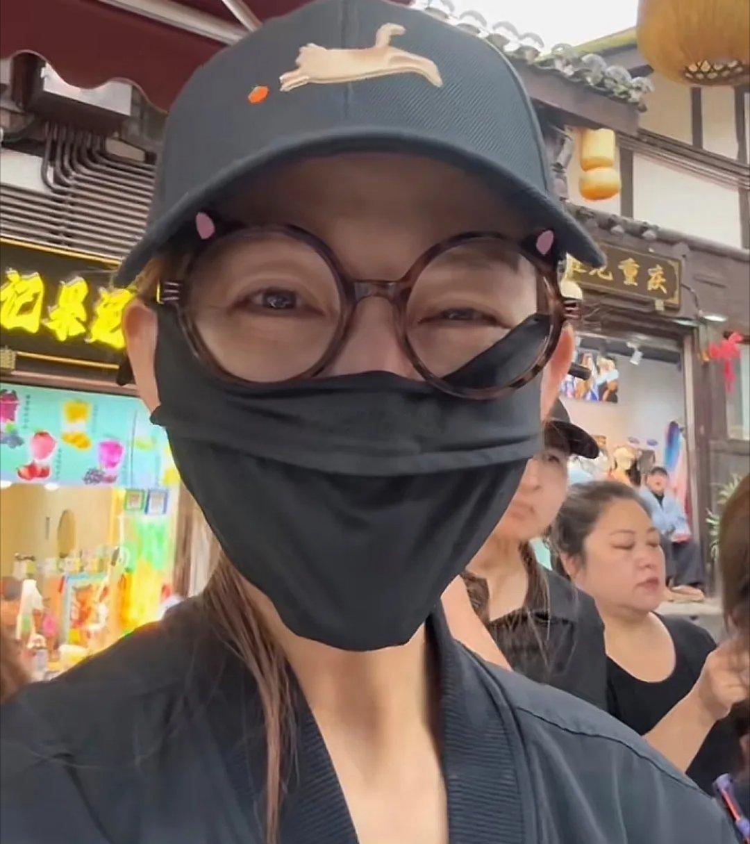 蔡少芬夫妇去重庆游玩，张晋一脸胡渣，老了好多。两口子在小吃街买毛豆腐，特意加了很