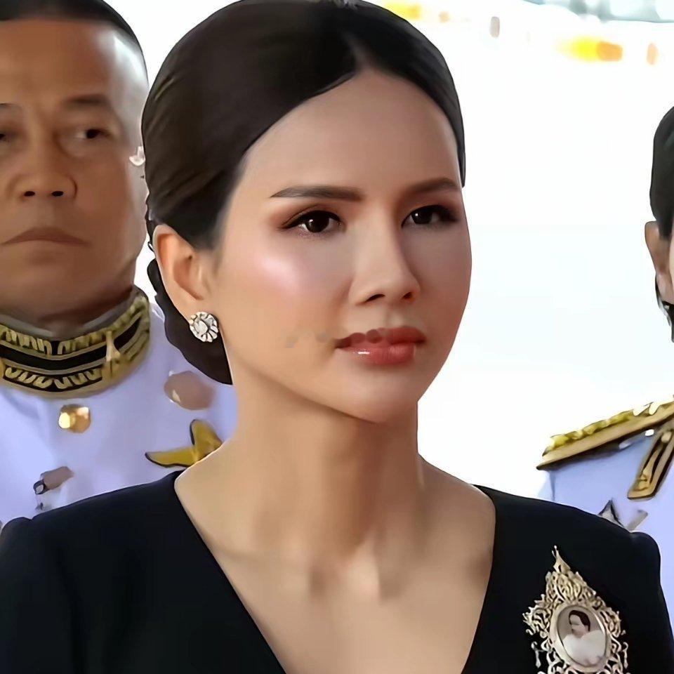 泰国拉玛十世要封新妃了！看上去这位小主可不输苏提达王后王后在泰国王室的地位是不是