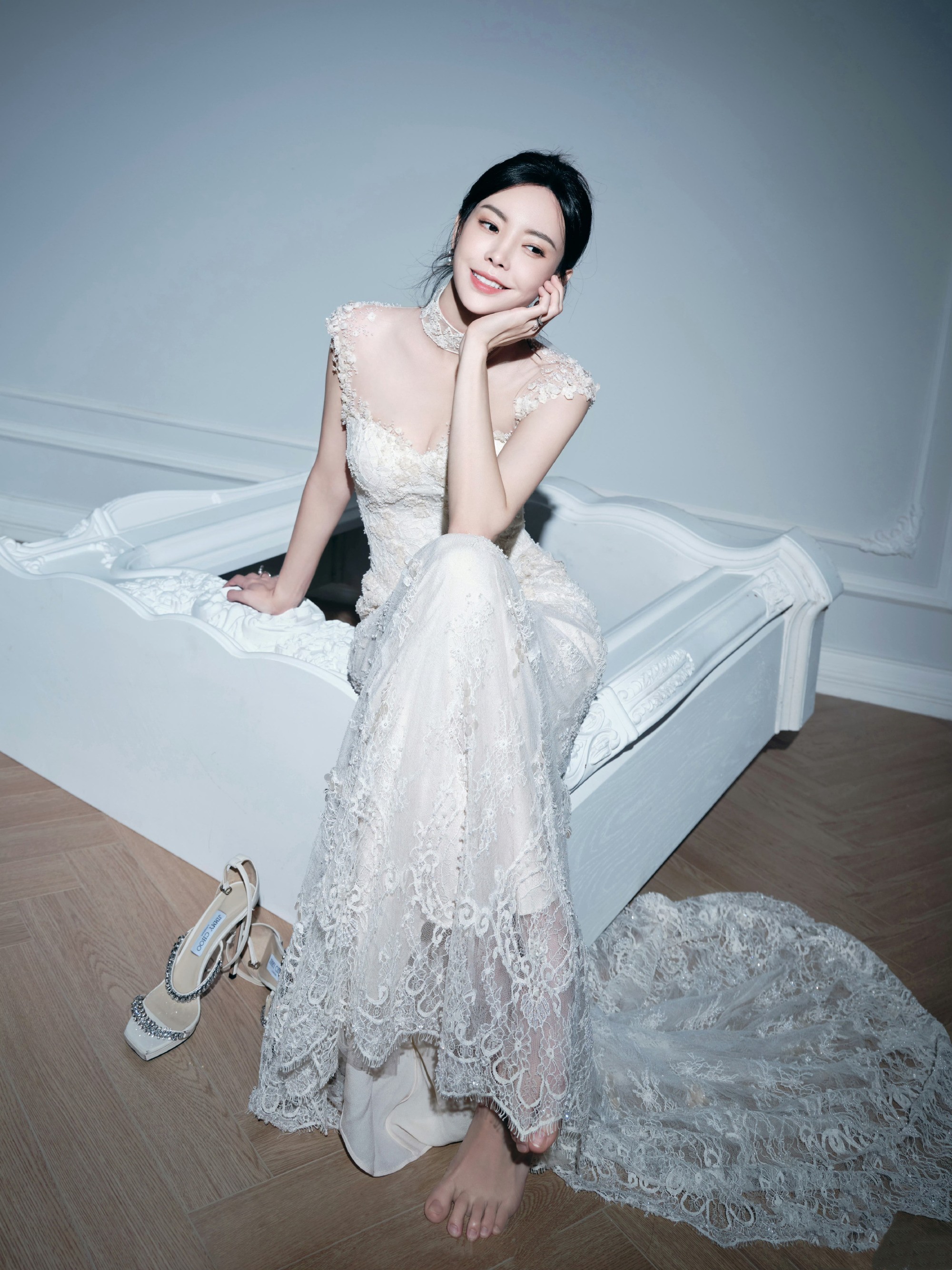 于文文，蕾丝白裙