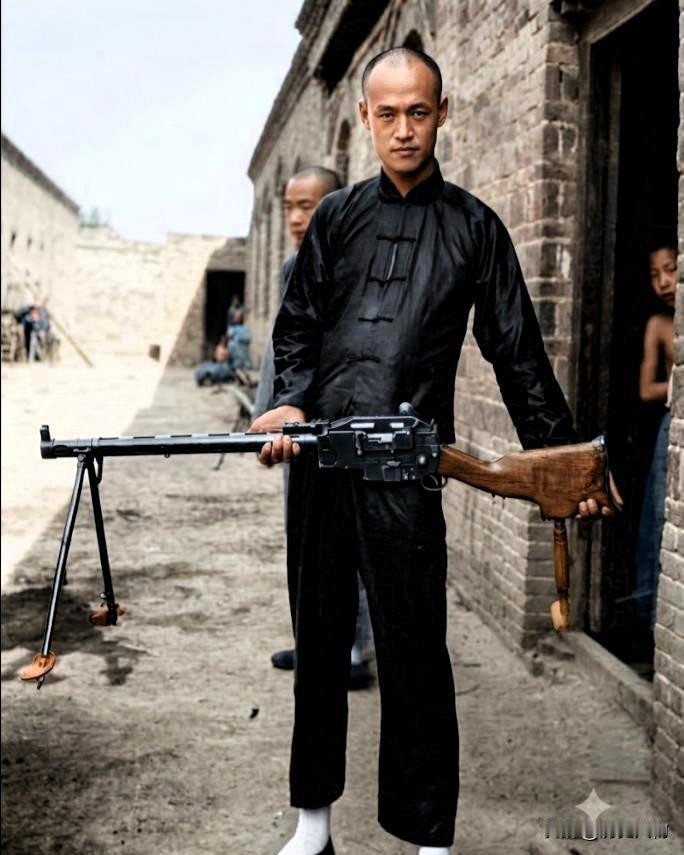 清末新军人员手持丹麦麦德森轻机枪留影。该枪1902年问世，是世界首款实用轻机枪，