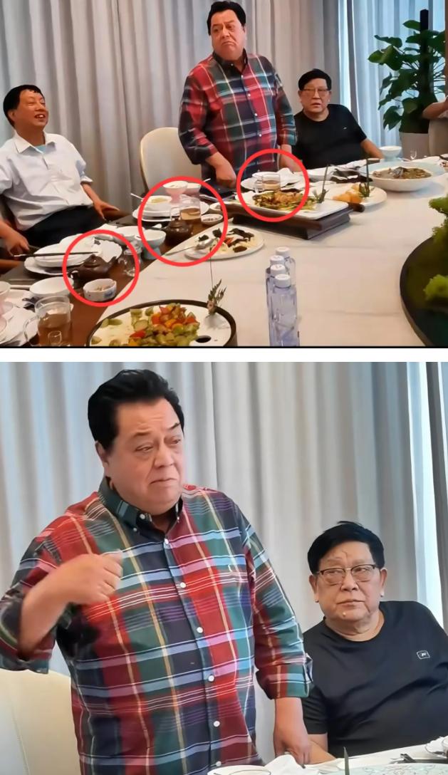 78岁的李金斗聚餐坐C位，精神特别好，坐在最中间的位置给大家表演相声，全程都