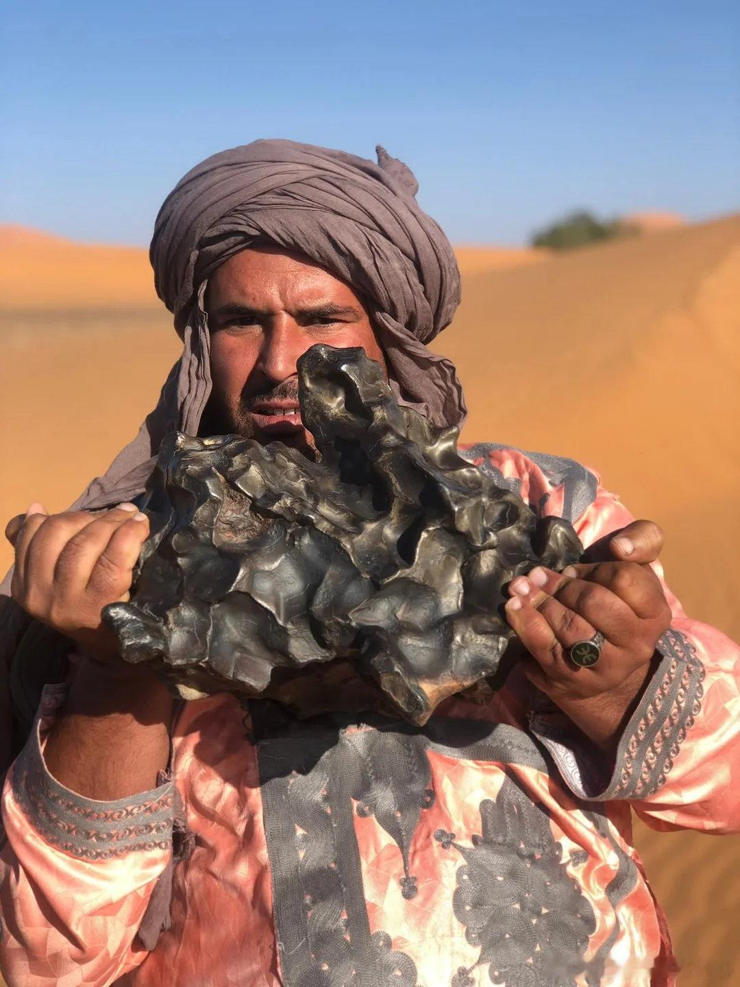 一块在沙漠中发现的铁陨石。它外表面的坑洼并非偶然形成，而是高速进入大气层时在极端