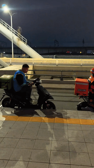 这些外卖小哥大晚上不去送餐赚钱？竟然都在街头看美女直播跳舞？社会奇葩的通宵