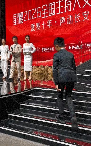 本该天真活泼的年龄，却透着不该有的成熟稳重，小小的年龄像个油腻大叔，一招一式没有