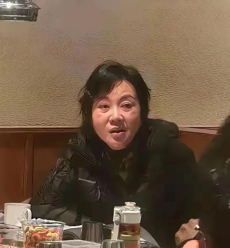 演员拍戏辛苦，看看闫妮在沈阳的状态就知道了。54岁的她素颜现身沈阳街头，穿着厚重