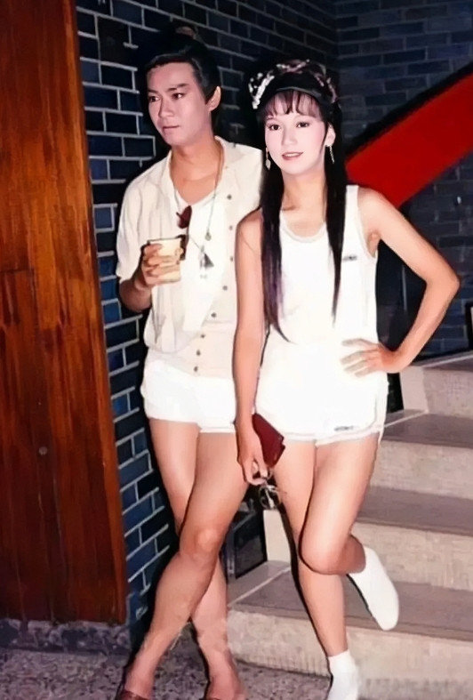 1978年夏，郑少秋和赵雅芝拍戏的间隙在后台留下的合影。镜头下男帅女靓，正值夏天