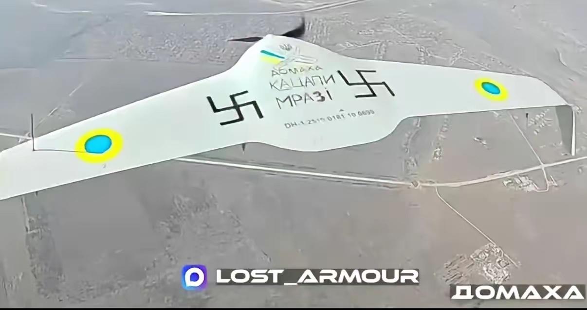 俄军拦截画面曝光的瞬间，才算看清乌军无人机的“真面目”！机背上那两个醒目的黑色纳