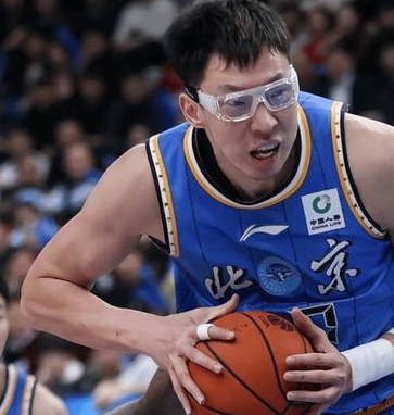 周琦和曾凡博的伤势不算严重，据国内相关媒体透露，周琦的眼伤还有曾凡博的腰伤都是上