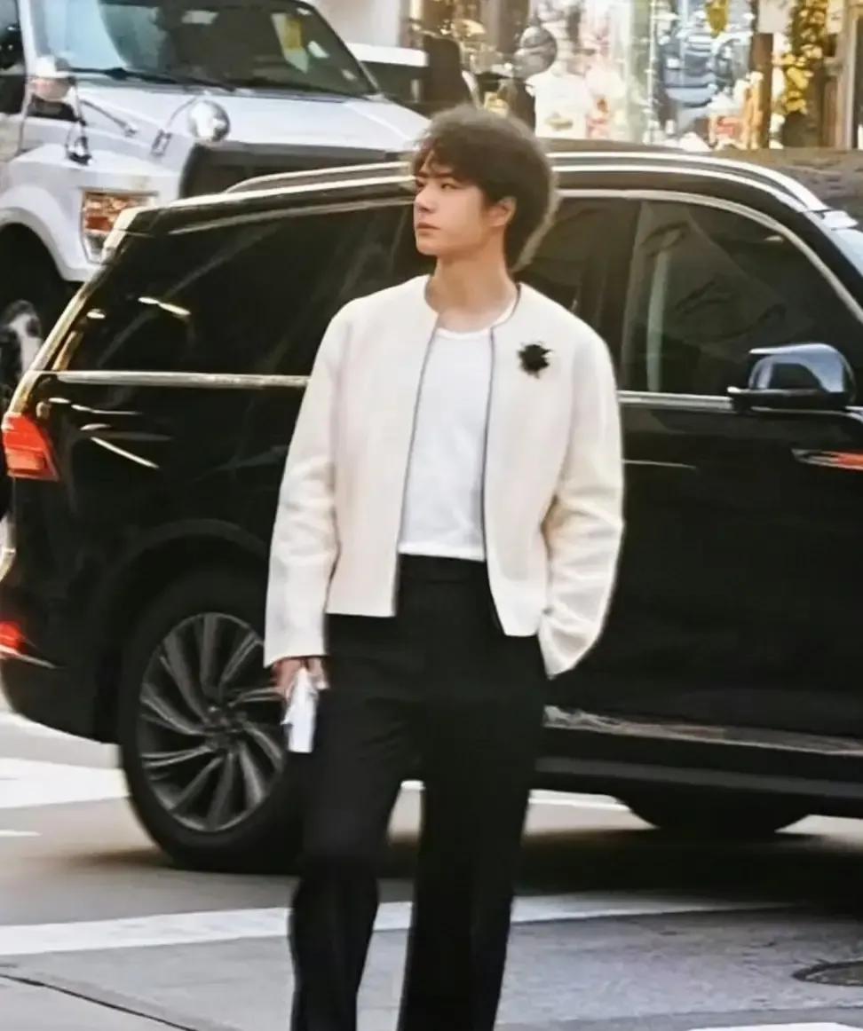 王一博3月24日走在纽约曼哈顿街头，风衣一甩，墨镜一戴，我刷到图直接暂停。卡其