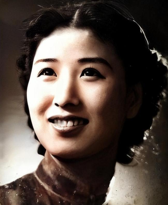 她结交了一百多位侵华日军高级军官，首相儿子把她当“未婚妻”，暗地里她向抗日组织传