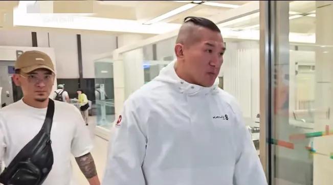 “馆长”昨天下了飞机就在机场做了一个澄清的说明，起因是台湾民进党侧翼绿媒做了他大
