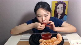 韩国大胃王胖胖哥外景吃辣椒酱豆腐汤和煤炭烤