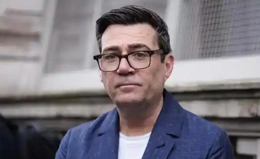 上任才两个多月的首相伯纳姆，对着全场代表撂下一句狠话：国家走在错误的道路上，而且