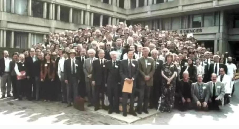 杨振宁先生是一个举世瞩目的科学家。他的名字享誉世界。这是杨先生于1999年在美