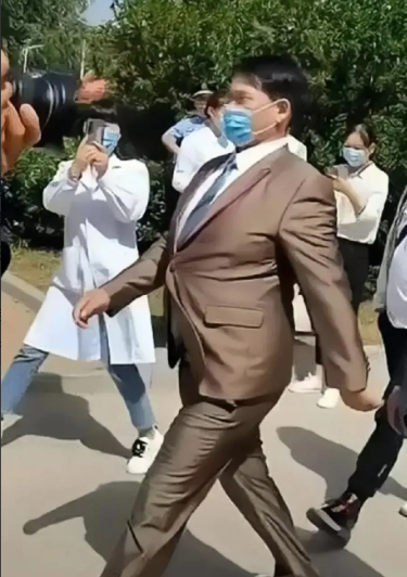 人走时运马走膘，这是对大衣哥朱之文最真实的写照。曾经的他被村里人嘲笑是个一事无成