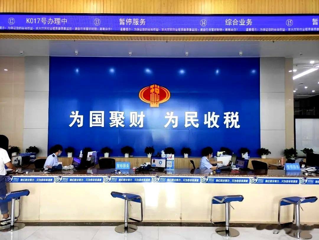县税务局是典型的行政机关，垂直管理单位，它和教育局、财政局这类普通县直部门，管理