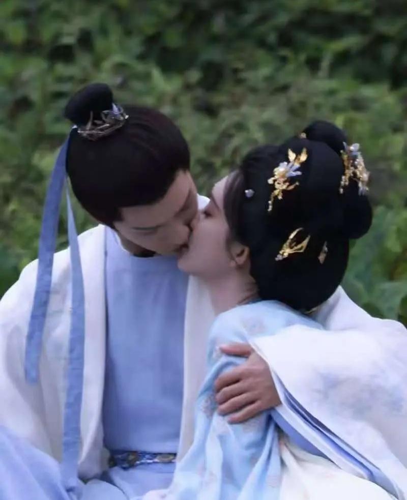 孟子义李昀锐这是戏假情真吧？！虽说两人都否认恋情，但这戏里戏外可不像是假的，