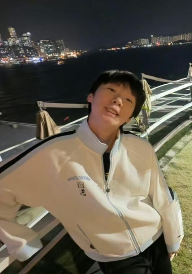 罕见王曼昱可爱照！国乒队员陈熠社媒上传WTT香港年终总决赛女单冠军王曼昱与自己和