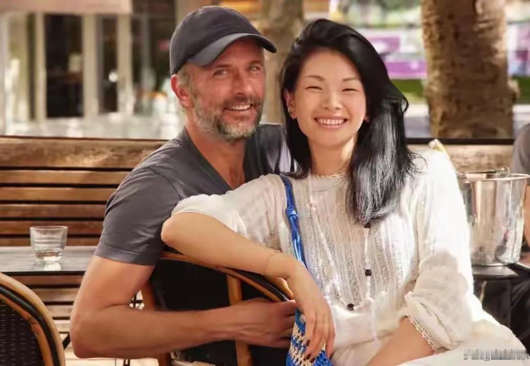 超模吕燕近日为14岁儿子小鲍庆生，画面温馨又吸睛。小鲍已然长成翩翩少年，身高竟达