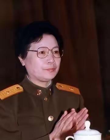 1962年广州一场婚礼，五位开国元帅坐镇，上百将军到场。新娘是世界首位女中将，新