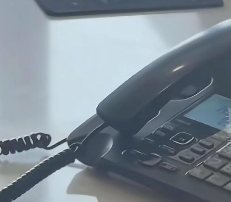 西安一女子在高铁站乘坐高铁过程中丢失了自己很重要的东西于是电话联系失物招领部门