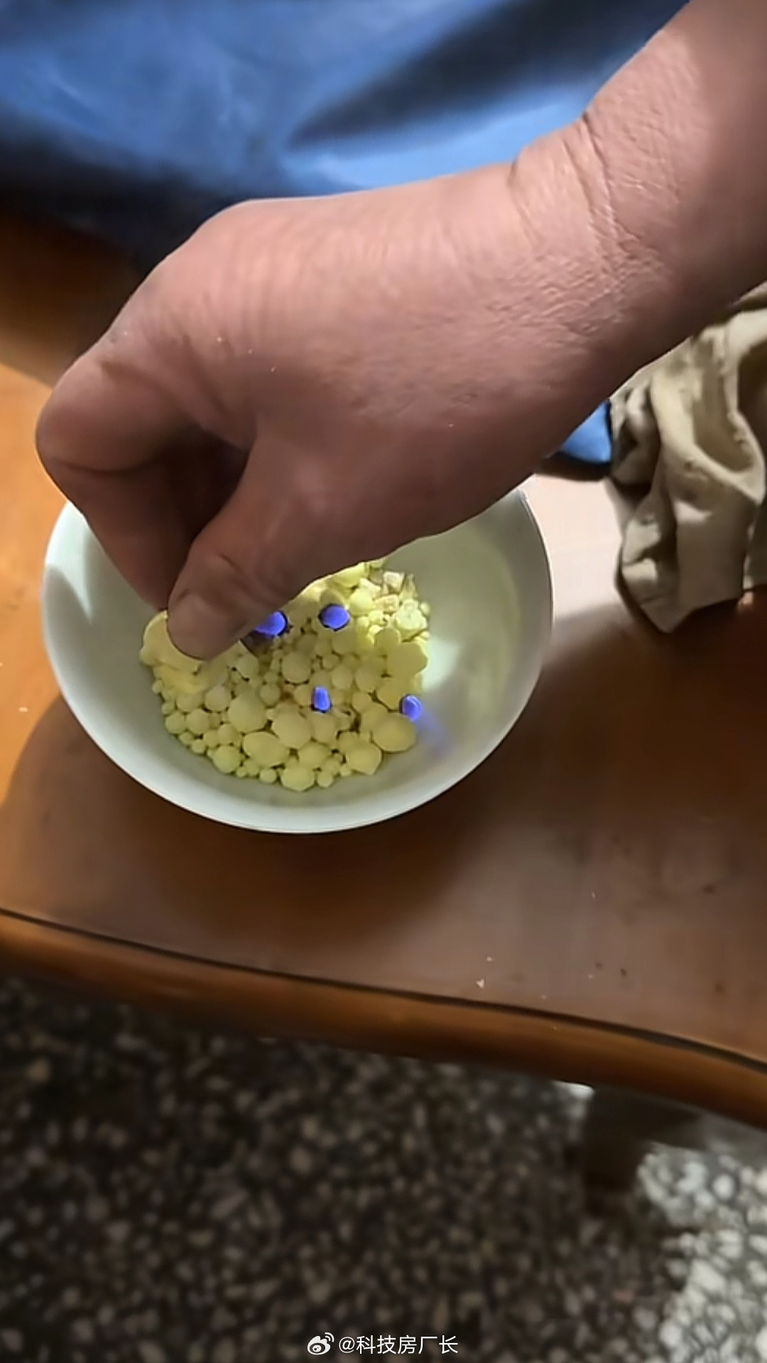 有些老人真的是绝命毒师，嫌外面买的馒头不好吃，自己再用硫磺熏一下