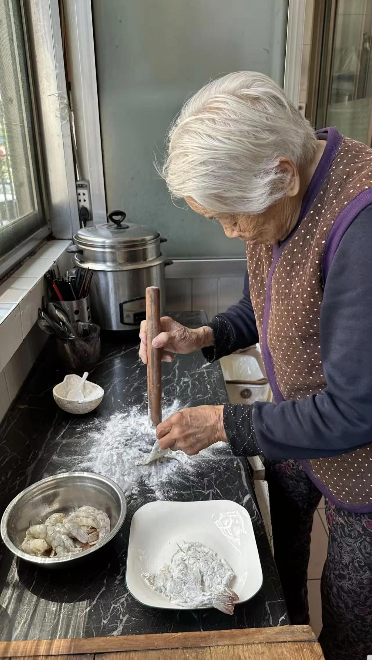 我妈帮我带孩子20年，从坐月子到孩子高考；婆婆突然要来养老，老公转头就让我妈腾房