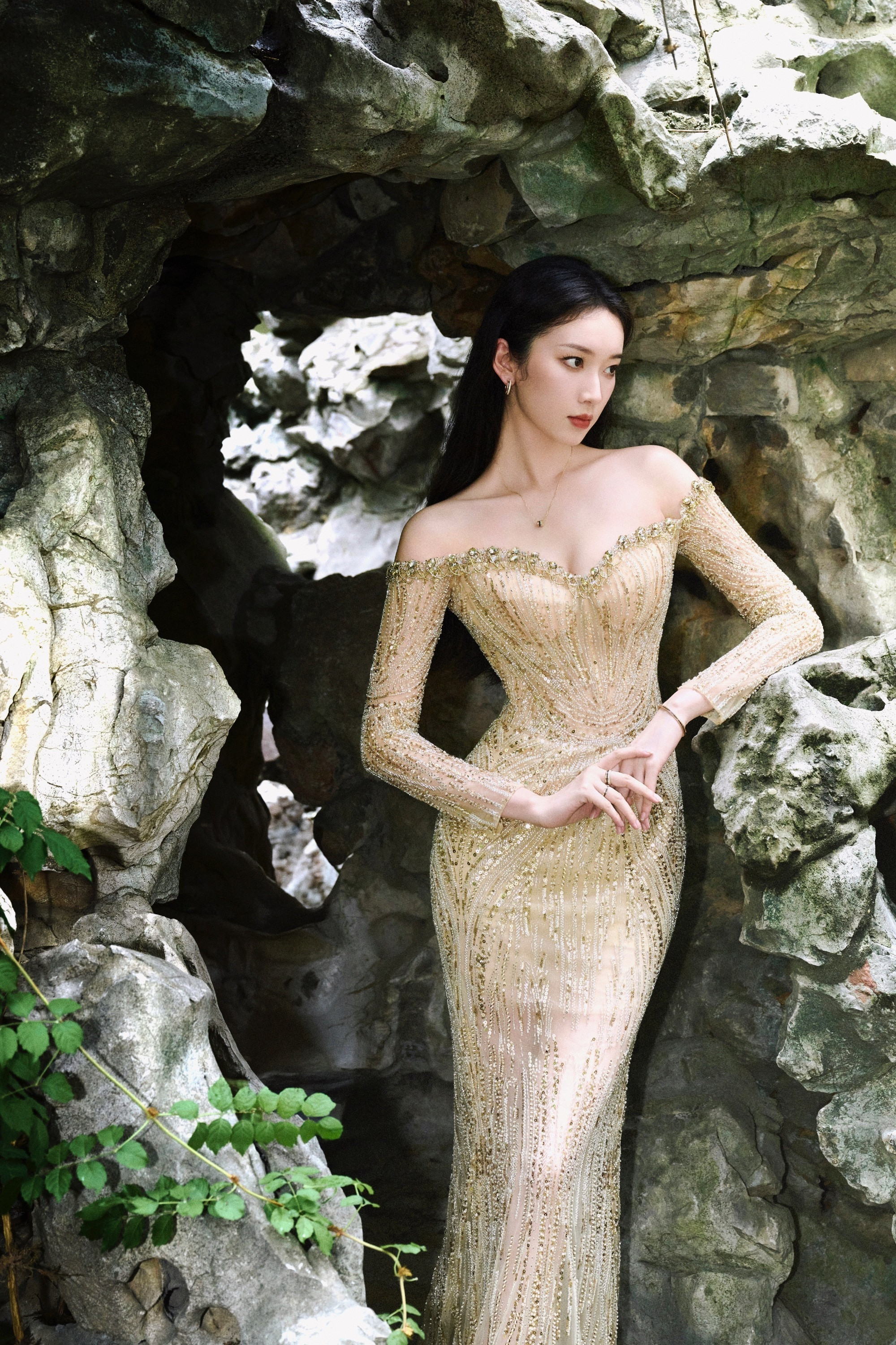 刘令姿，金色抹胸纱裙，这身材太柔美了吧。刘令姿