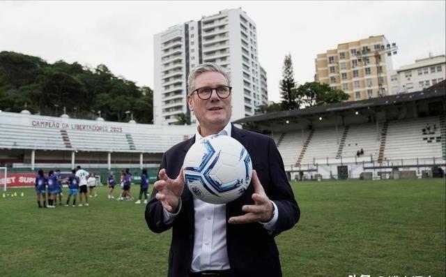 1月29日，斯塔默访华所携带的“国礼”曝光。英国《卫报》说，斯塔默不是空手而来的