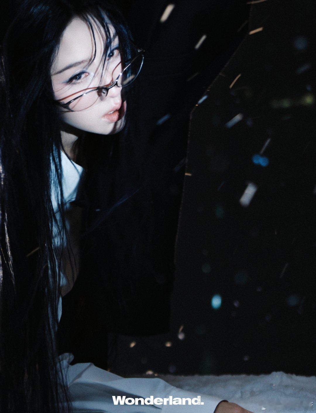 陈都灵封面大片氛围感拉满！雪中都市演绎清冷破碎感，夜晚天台定格不羁姿态，每一帧