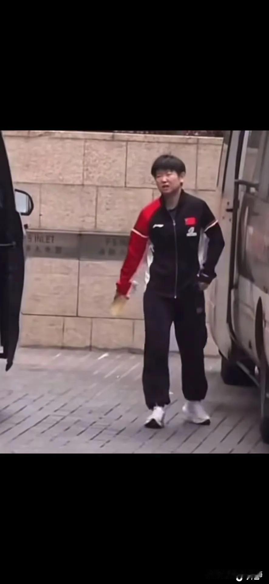 我有一种强烈的预感莎莎坚持到现在才退赛不只是因为她的脚疼的坚持不住了，而是她