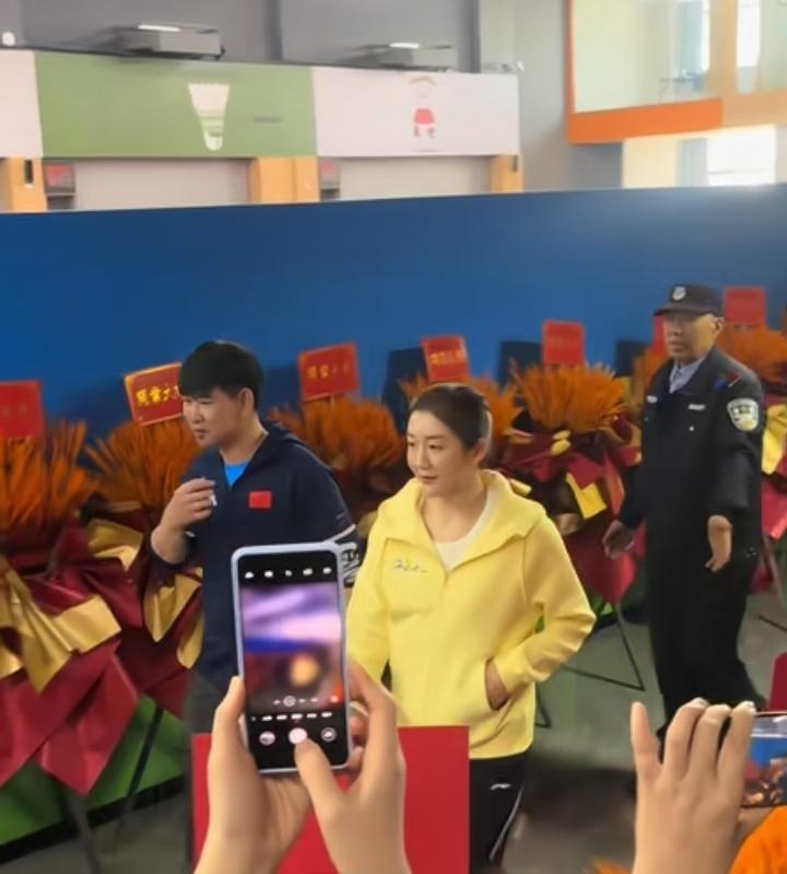 陈梦走的这步真有远见！3月28日，陈梦乒乓球俱乐部在宁波鄞州正式启动，恩师陈彬