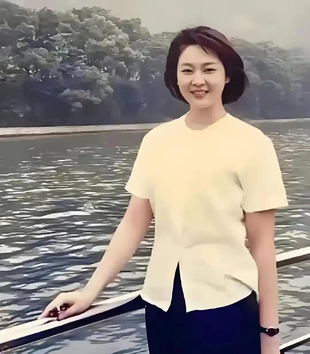 李胜素太美啦！这气质和魅力一点都不输一线明星。一双迷人的大眼睛，太美啦！一头短