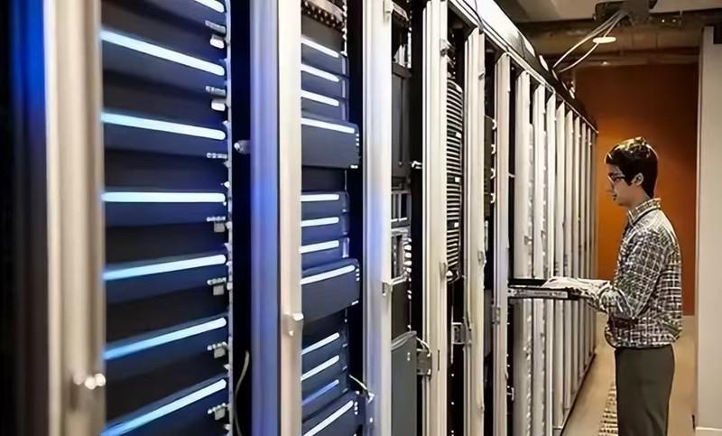 全球一共只有13台根服务器，美国就掌控了其中的10台，而中国却一台都没有。如果发