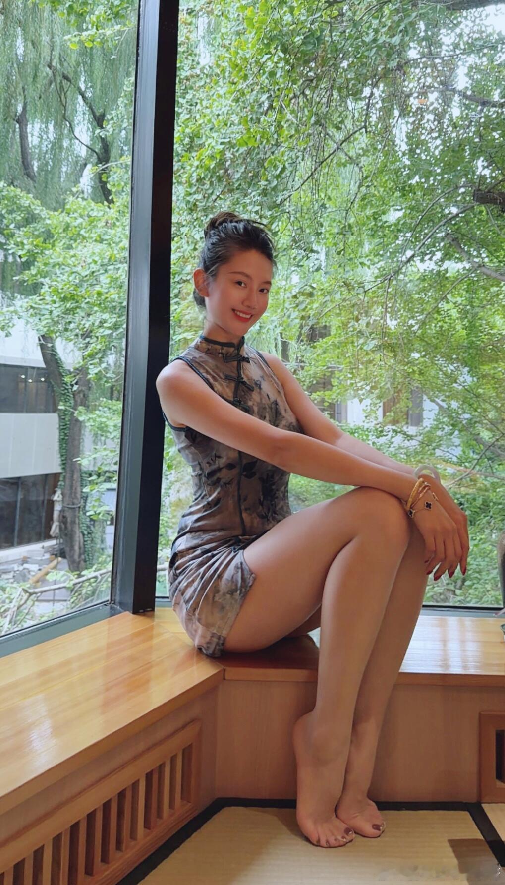 旗袍与丝袜搭配是谁发明的呀？真是太好看了吧​​​
