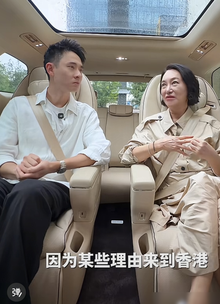 她14岁在湾仔码头卖口香糖，被警察追着满街跑，21岁却成了全香港第一个靠打架封后的女人。惠英红小时候