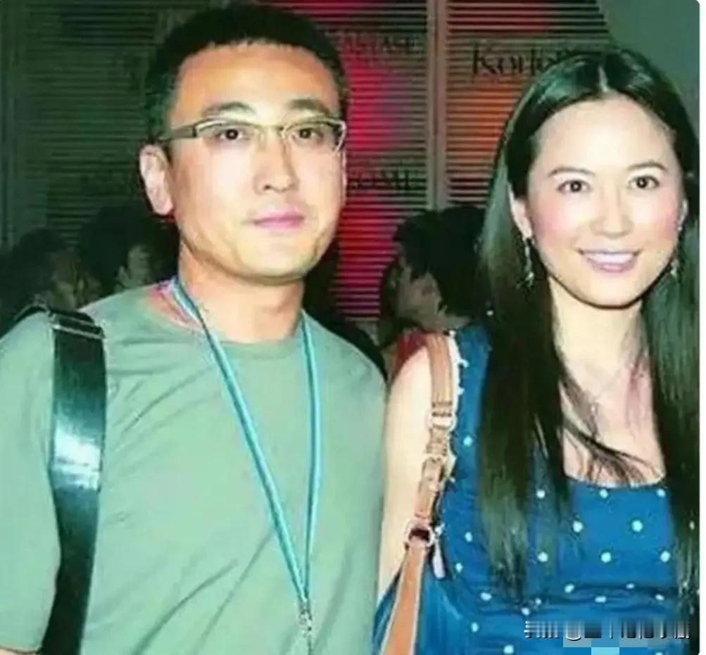 窦文涛和美女俞飞鸿早期合照，两人太般配了，窦文涛戴着金边眼镜，绿色圆领T恤衫，干